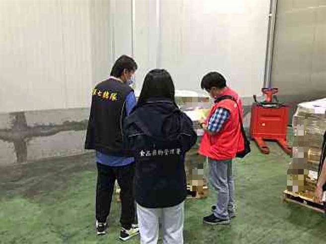 立崧黑心食品流窜，中检发动第二波搜索查扣过期乌骨鸡食品400只，传讯张姓负责人，讯后声押获准。（检方提供／陈淑芬台中传真）