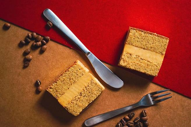 精品伴手礼品牌「日锦制造所」首次跨界携手台中知名文青咖啡馆「Coffee Stopover Black」，打造快闪联名产品「Musician金箔咖啡蛋糕」。（日锦制造所提供）