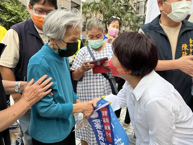台中市长卢秀燕今天到北区光大社区为议员陈政显辅选，一名96岁奶奶走下来跟她打招呼。（卢秀燕竞选总部提供／张亦惠台中传真）