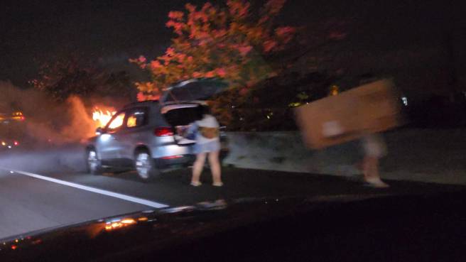 国道1号南向169公里7日晚间1辆自小客车因不明原因起火燃烧。（翻摄自记者爆料网）