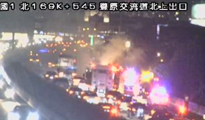 国道1号南向丰原交流道处7日晚间外侧路肩有火烧车事故，车流回堵严重。（翻摄自记者爆料网）