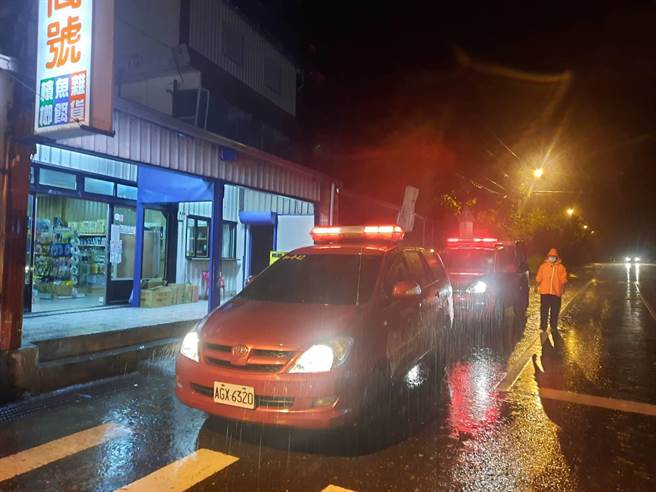 秀林乡公所动员车辆，将村里警戒区村民疏散安置。（秀林乡公所提供）