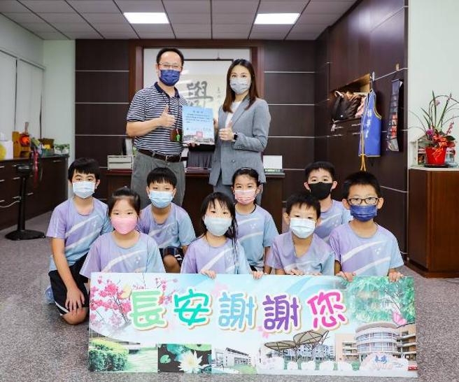 （总太地产今年资助长安国小羽球队，总太地产副董事长吴舜文(后方右边)特别出席鼓励小小选手们持续加油。图／业者提供）
