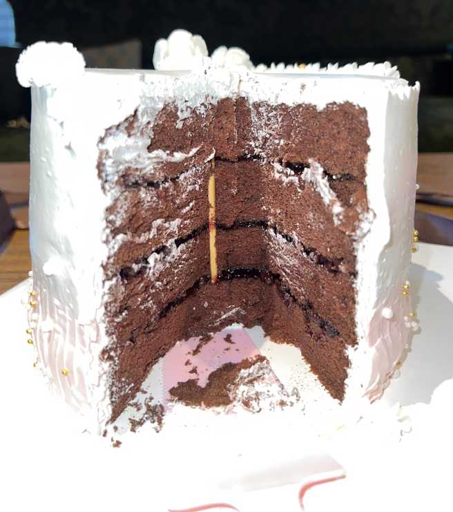 不少人看到蛋糕的照片吓坏，因为海绵蛋糕体内居然藏了长长1根竹籤。（图／取自爆废公社）