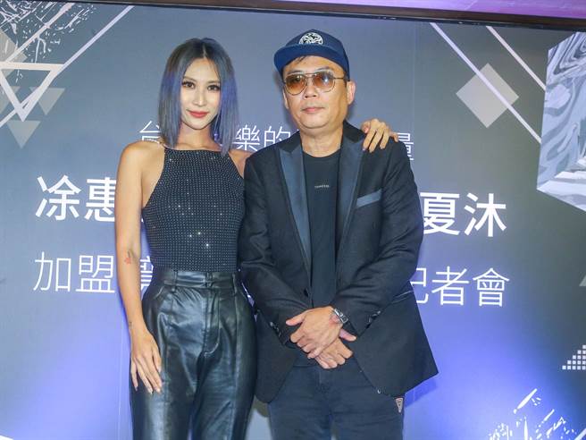 凃惠源、呂婕菲7日出席記者會，在台上大方放閃。（粘耿豪攝）