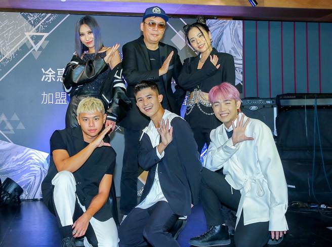 呂婕菲（上排左起）、凃惠源、夏沐及「B.T.O.D」淇揚（下排左起）、子賢、張龍昨出席記者會。（粘耿豪攝）