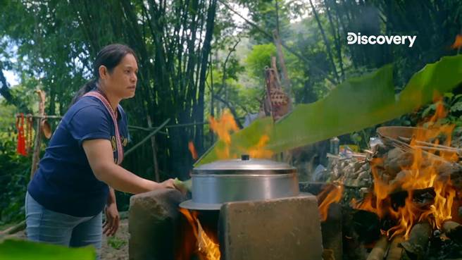 阿美族厨师林凤廷带领年轻人保存祖灵的饮食文化。（Discovery提供）