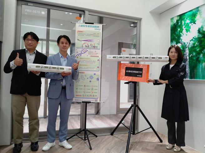 （德胜光电董事长张胜翔(左)、代理商睿璞国际CEO吕慧贞(右)、陆冠丞，共同推广「Ultron Violet室内上层空气消毒灭菌机」抢市。图／曾丽芳）