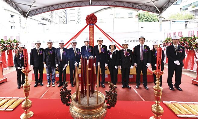 開工動土典禮由元大證金協理張麗翠（左起）、元大銀行資協林貞君、建築師呂建勳、元大建設副總林永滄、元大證券副總李伯卿、華熊營造董事長新屋忠彥、中國建經董事長鄭重、彰化銀行副總王淑芳、中國人壽副總黃光揚、元鼎投資董事長許元禎、元大期貨協理鍾秀玲、元大投信協理邱榮豐共同與會。圖／中國建經提供