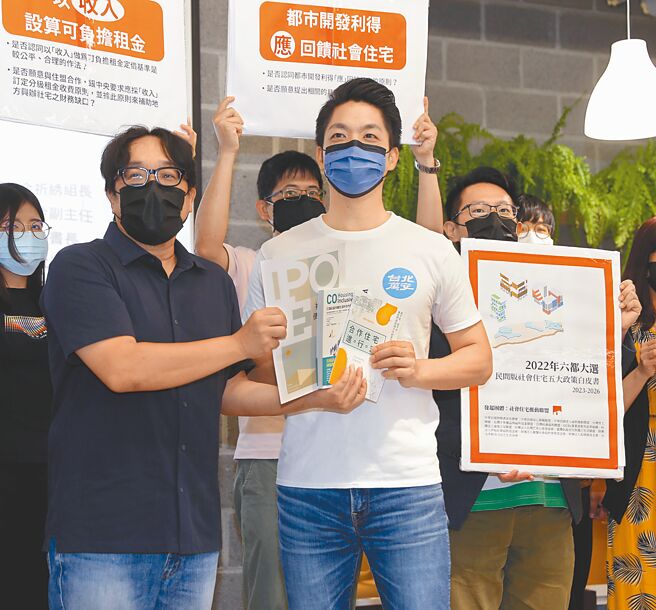 國民黨台北市長參選人蔣萬安6日強調，民進黨最後操作抗中保台或抗共保台，都是選舉的伎倆。圖為蔣萬安（中）6日拜會社會住宅推動聯盟，公布社會住宅的政策。（季志翔攝）