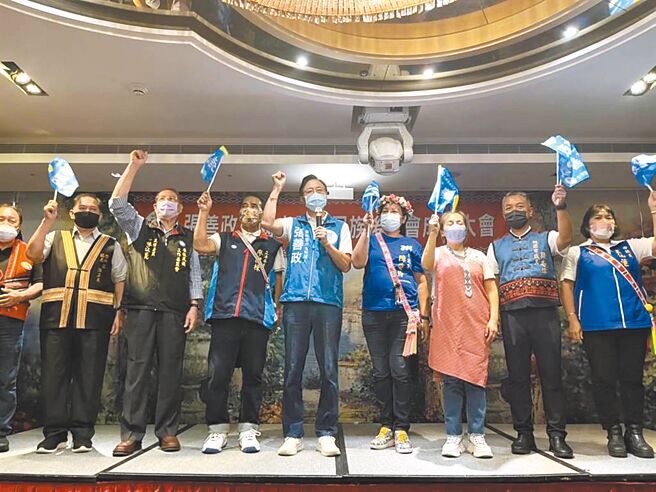 民进党桃园市长参选人郑运鹏亲哥哥被爆造谣秒切割，国民党桃园市长参选人张善政 (中)直呼，民进党遇丑闻就说是独立，他先前已在直播上提醒「昨日张善政，今日高虹安，明日蒋万安」要小心民进党的抹黑手段。（陈梦茹摄）