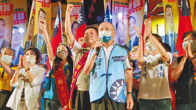 苗栗縣長徐耀昌（右三）日前公開幫鍾東錦（中）輔選站台面臨撤銷黨籍處分，徐耀昌多次嗆前縣長劉政鴻2018年幫綠營站台都沒事，處分他沒道理。（鍾東錦競選總部提供／李京昇苗栗傳真）