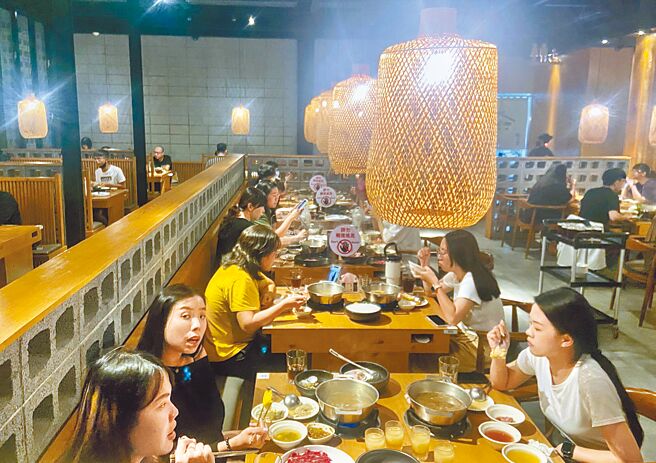 行政院主计总处统计，9月消费者物价指数（CPI）年增2.75%，扣除蔬果及能源的核心CPI年增2.79%，涨幅较8月扩大。图为高雄市一家火锅店内满是用餐民眾。（中央社）