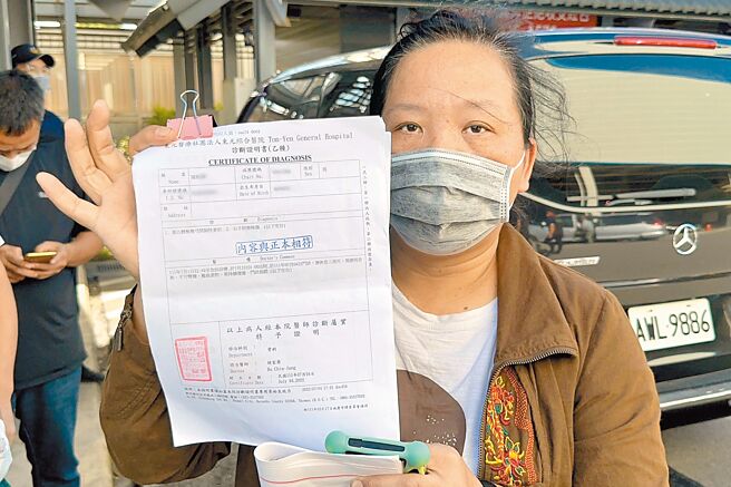 陈母6日出示诊断证明书称儿子3个月前车祸导致腰椎骨折，医师建议在家休养，岂料却遭王姓女子欺骗。（蔡依珍摄）