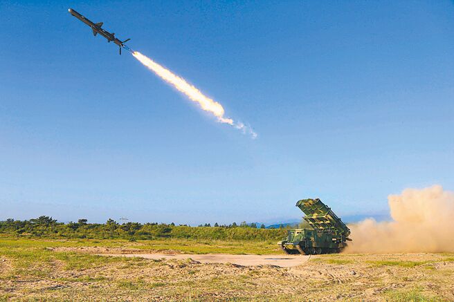 北韩6日再发射两枚弹道飞弹，这是北韩12天内第6次射弹。图为北韩过去试射新型巡航飞弹画面。（新华社）