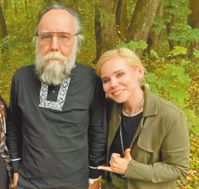 美国媒体引述美国官员说法报导称，美国情报单位认为，普丁智囊杜金女儿遭炸死可能是乌克兰政府策动。图为俄罗斯政治哲学家杜金（左）及女儿达利亚（右）。（摘自推特）