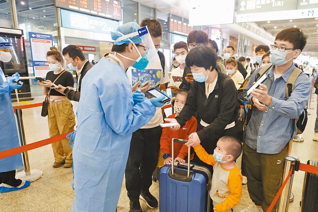 上海市疫情防控小组发布最新规定，要求机场、车站、码头等交通客运场（站）加强对来沪返沪人员的体温测量、健康码、核酸查验等工作。图为上海虹桥车站旅客检查健康码。（中新社）