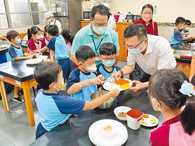 永和区永平国小新建第2间食育多功能教室，6日启用，新北市教育局长张明文参与揭幕仪式，并体验自制三明治的食育课程。（新北市教育局提供／李奇叡新北传真）