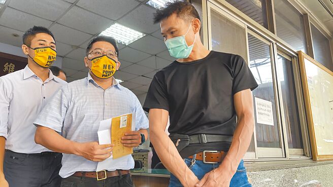 新北市三重警分局员警抓错及打伤一名黄姓男子，警方居然「恶人告状」，追究黄姓男子妨害公务及伤害罪刑责，严重伤害民眾对警察的信任及情感。图为黄男。（吕健豪摄）