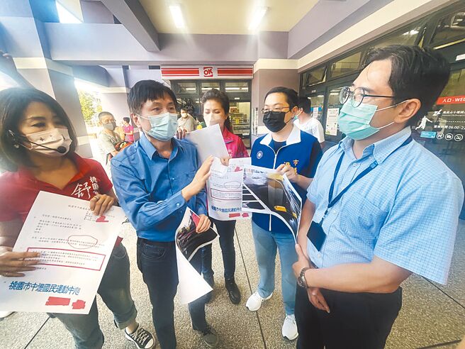 桃園市多位市議員會勘中壢國民運動中心。（呂筱蟬攝）