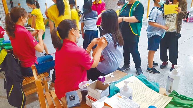 台北榮民總醫院桃園分院將給3歲以上兒童和成人接種的流感疫苗，誤替118名3歲以下幼童施打，院方已主動關懷並緊急啟動綠色通道。圖為疫苗接種示意圖，照片中人事物皆與本新聞無關。（衛生局提供／陳夢茹桃園傳真）