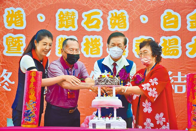 南投县长林明溱（右二）、立委许淑华（左）与夫妻楷模代表切蛋糕，为白头偕老的恩爱佳偶献上祝福。（南投县府提供／杨静茹南投传真）