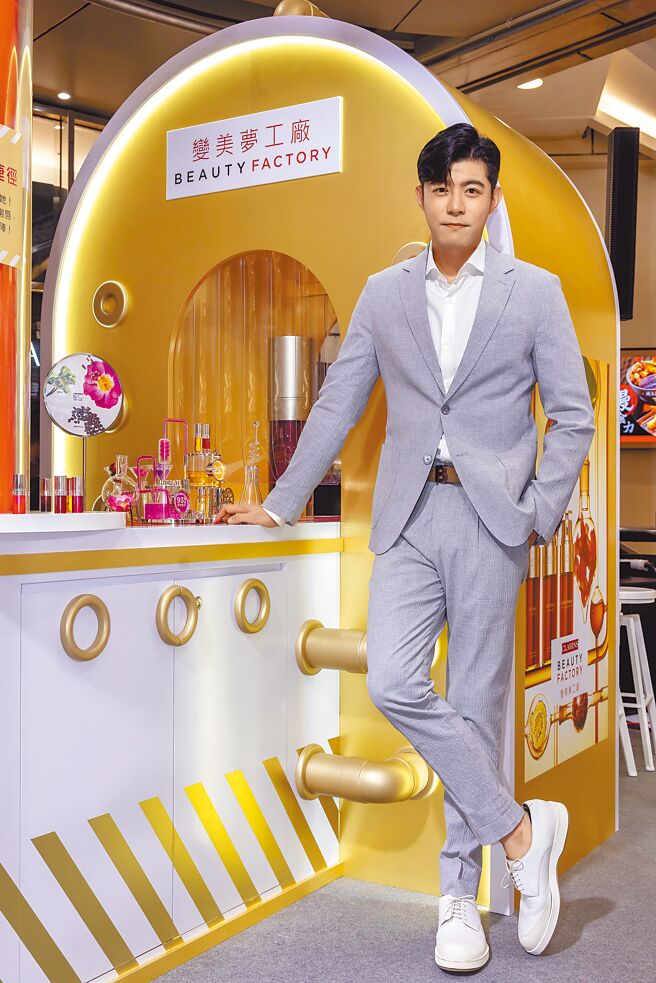 王柏杰昨担任「变美梦工厂」一日厂长。（克兰诗提供）