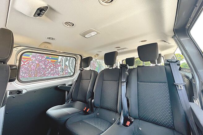九人座Kombi车舱宽广，每席座位上方都有对应的空调出风口。（陈大任摄）