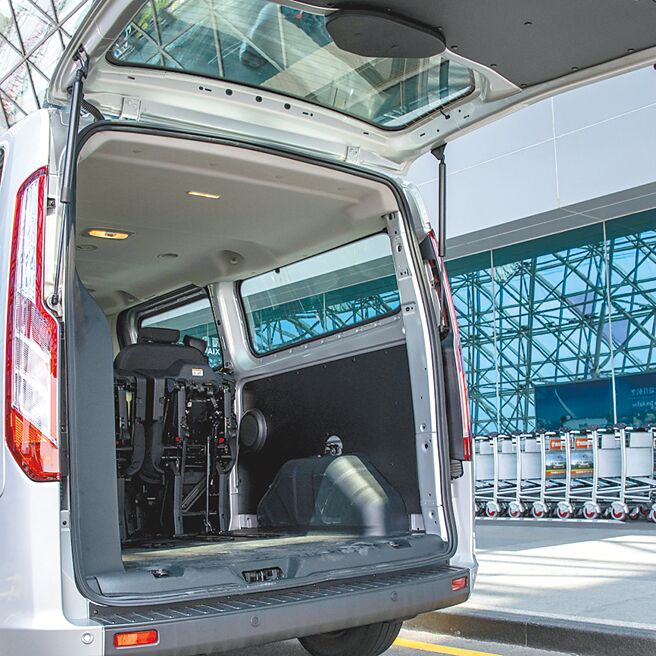 行李厢开口宽1775mm、高1382mm。（陈大任摄）