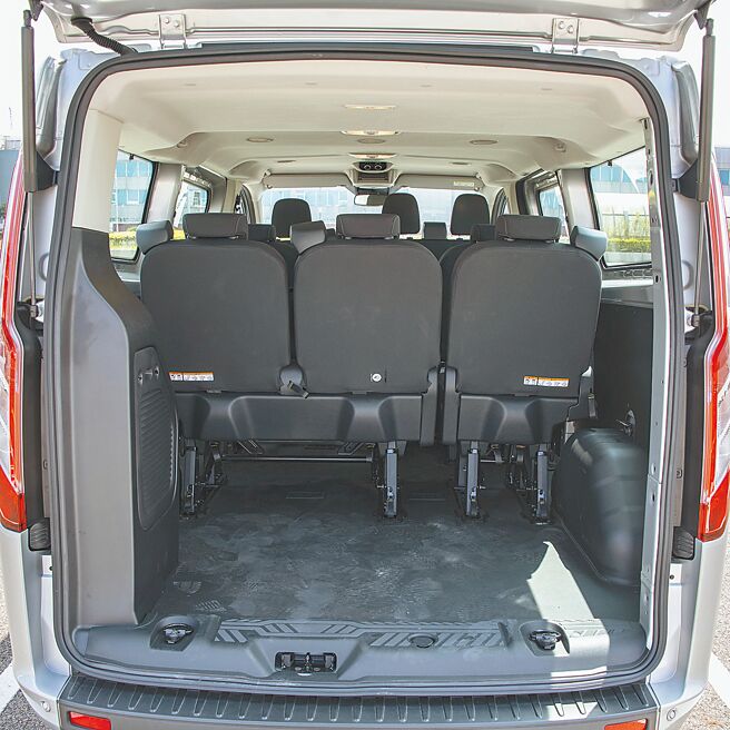 行李厢纵深自第三排椅算起1054mm。（陈大任摄）