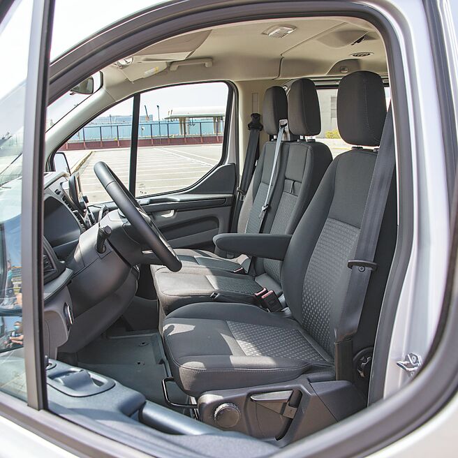 前排座椅3席，驾驶座配置活动扶手。（陈大任摄）