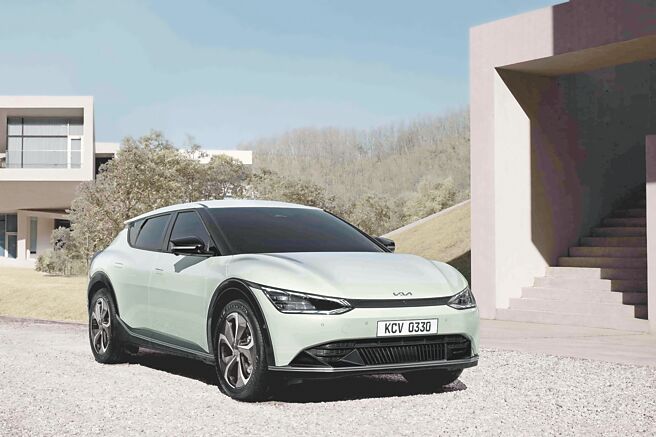 Kia純電智慧跨界休旅EV6累計接單亮眼，9月領牌數躍居電動車市場銷量亞軍。（台灣森那美起亞提供）