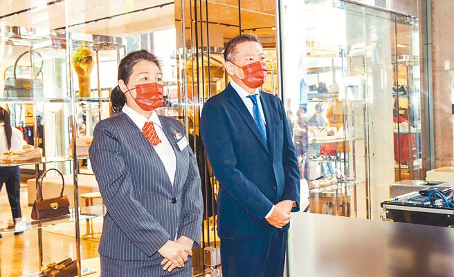 新光三越总经理吴昕阳（右）与新光三越营业本部副本部长李淑娟于南西店门口迎宾。（石智中摄）