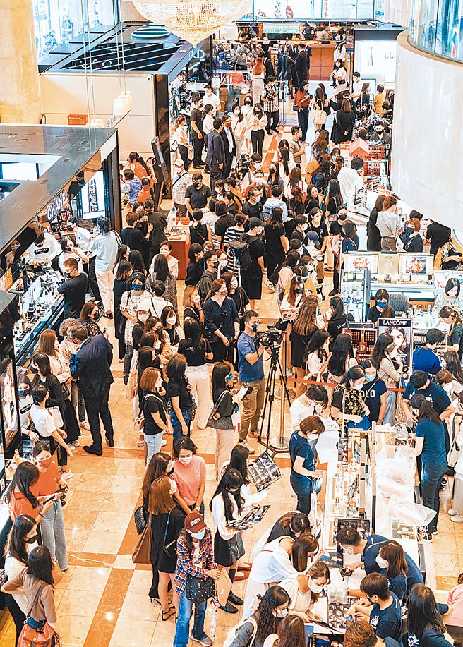 新光三越首波周年庆昨（6日）开打，台北南西店喜迎人潮，全台首波北中南6店首日预估衝破15.5亿元。（石智中摄）