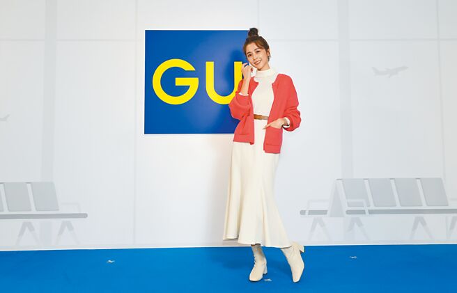 邵雨薇示范「双口袋短版开襟外套」，双口袋设计和圆扣诉求时尚兼顾实用性，790元。（GU提供）