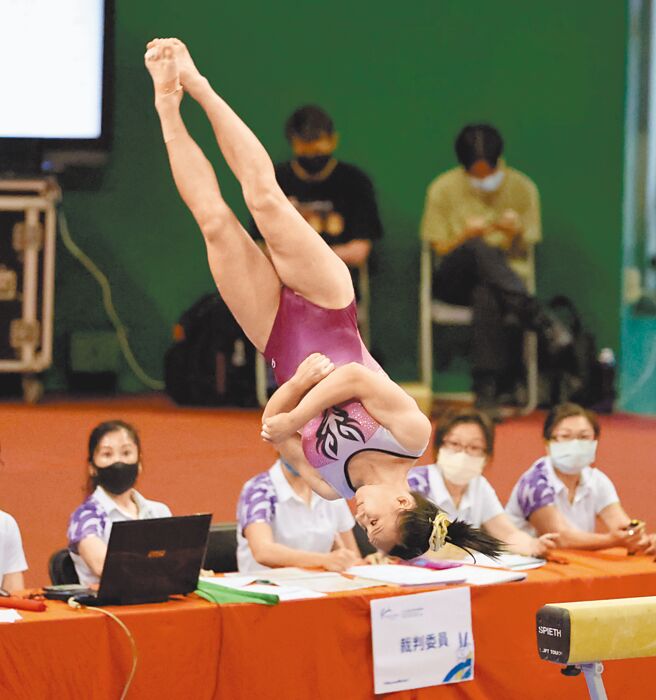 体操精灵丁华恬，不但在赛场上有出色表现，场下还会弹吉他与绘画。（运促会提供／资料照）