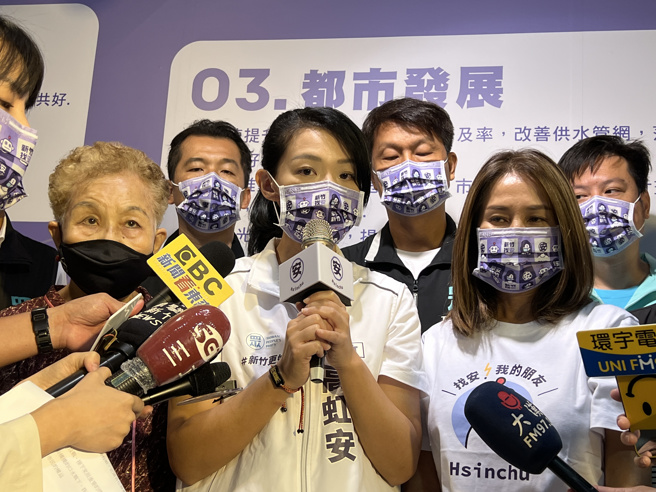 民眾党新竹市长参选人高虹安（中）。（资料照/王惠慧摄）