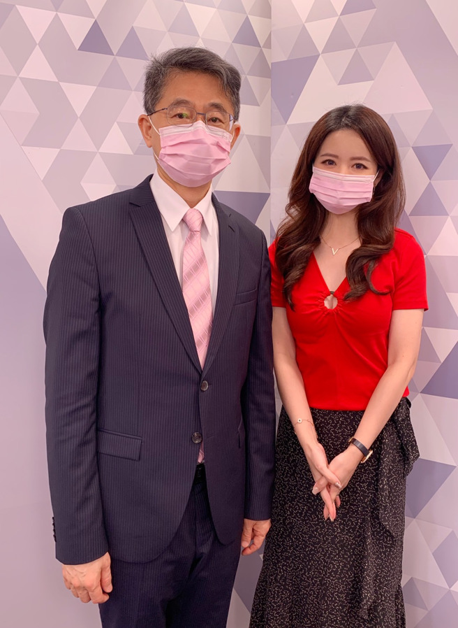 台灣運彩總經理林博泰(左)上時來運轉節目，與主持人尉遲佩玉(右)談運彩眉角。(林勝發攝)