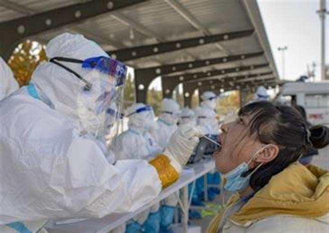 疫情防控不力，乌鲁木齐市吐鲁番市3名领导干部被免职。（观察者网）