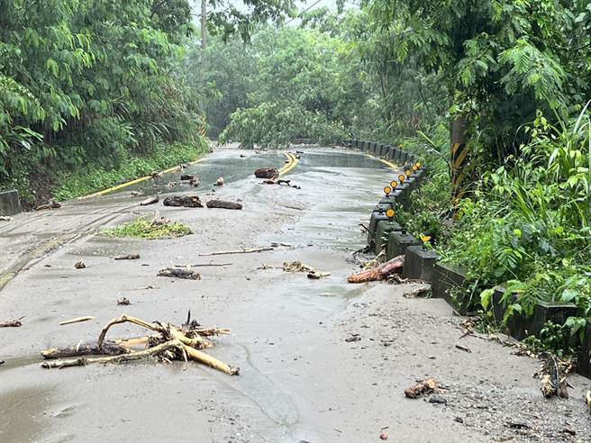 受到雨勢影響，碧候溫泉聯外道路中斷，今休園1天。（宜蘭縣政府提供／李忠一宜蘭傳真）