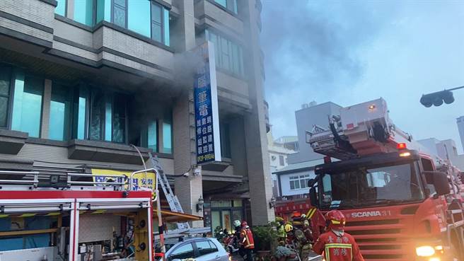 台南市安平区一栋民宅在国庆连假首日清晨发生火警，消防人员获报抵达救火。（读者提供／程炳璋台南传真）
