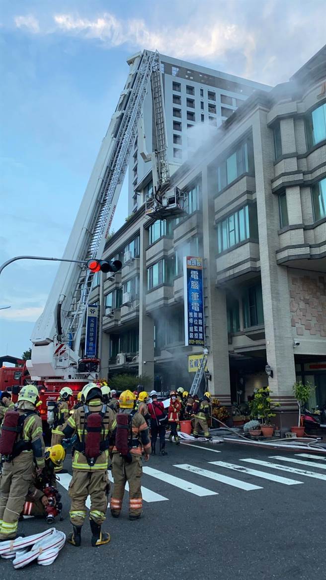 安平民宅清晨火警，大批消防人员赶到现场。（读者提供／程炳璋台南传真）