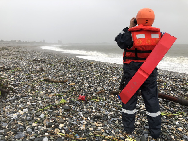花莲溪口玩SUP！5人受困海上1男失踪。(海巡提供)
