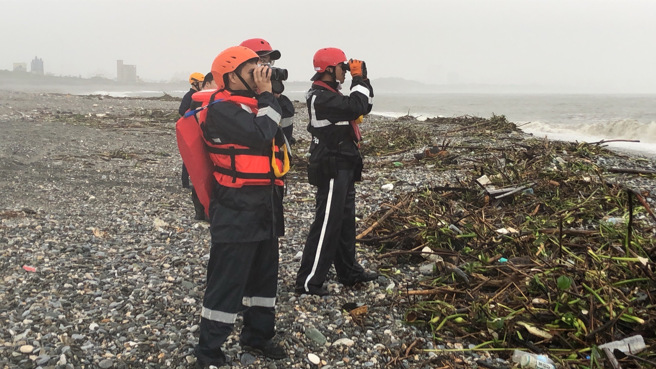 海巡获报后立即赶抵现场搜救。(海巡提供)
