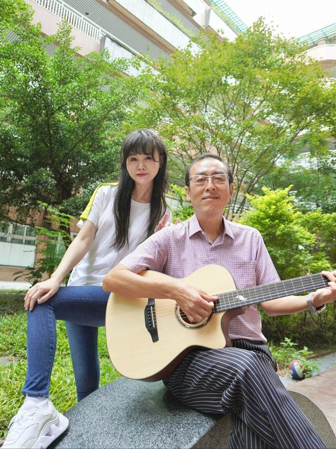 张如君和医师兼公益音乐创作家李兆麟，积极练唱。（关怀心臟病童协会提供）