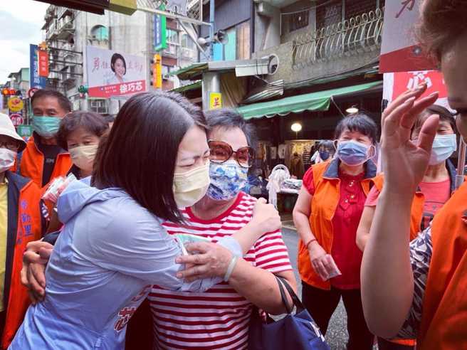 国民党台北市议员徐巧芯（左着蓝衣者）。（图／取自徐巧芯脸书）
