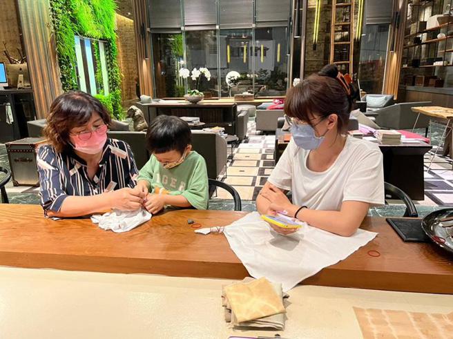 （以高山茶为设计主题的嘉义「桃城茶样子」，自即日起，每周六推出房客专属的茶染DIY体验活动！图／承亿文旅提供）