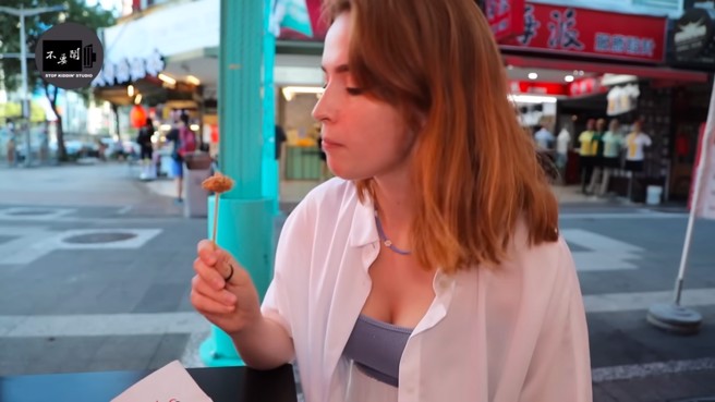 台灣鹹酥雞紅到俄羅斯校園，正妹來台灣試吃秒愛上。（圖／翻攝自不要鬧工作室）