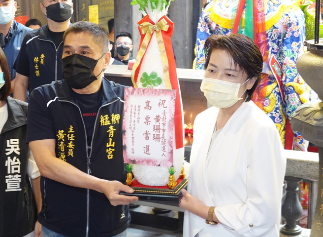台北市長參選人黃珊珊8日前往萬華艋舺青山宮參拜，廟方致贈好彩頭祝她高票當選。（姚志平攝）