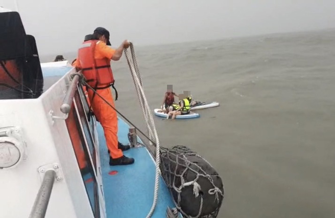 上午7时11分，海巡已先寻获4人(1男3女)，并将获救民眾送医观察。(海巡提供)
